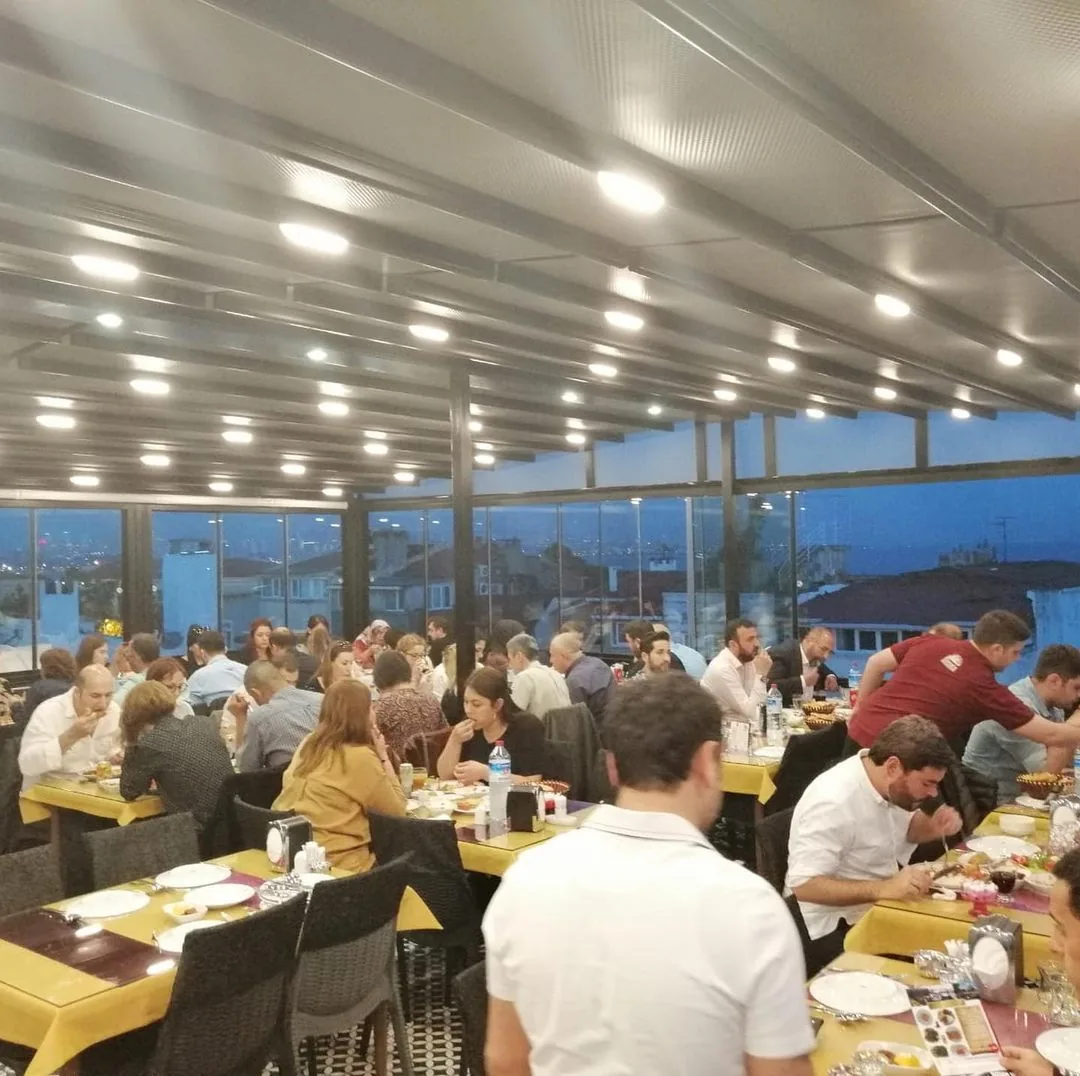 Tamara'da kalabalık bir yemek organizasyonu