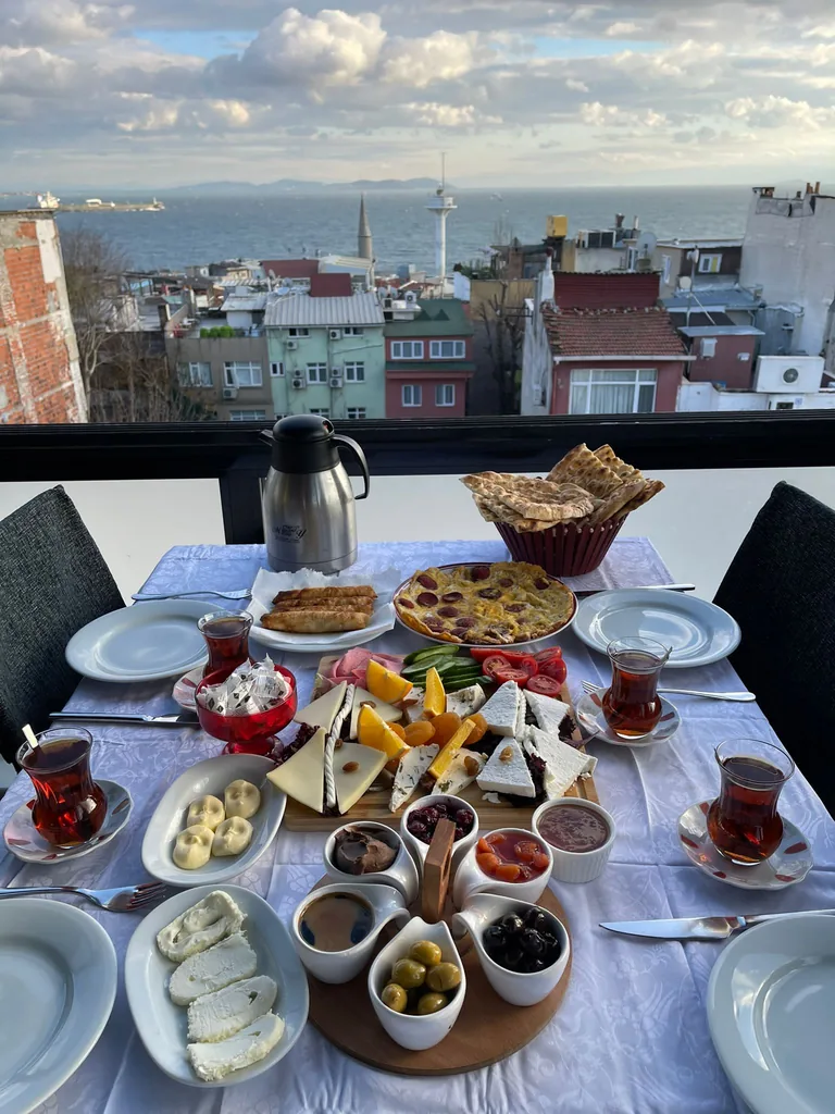 Teras masasında Türk kahvaltısı