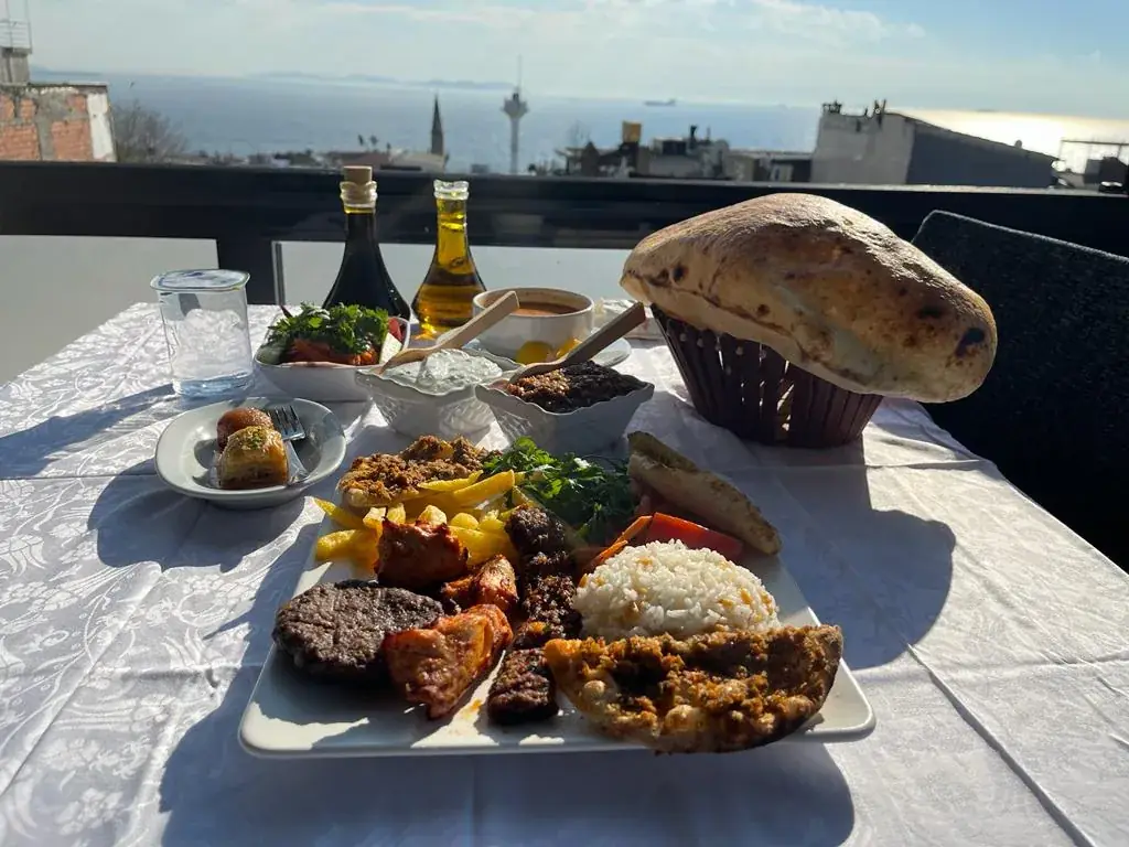 Tamara terasında Türk mutfağından yemek sunumu